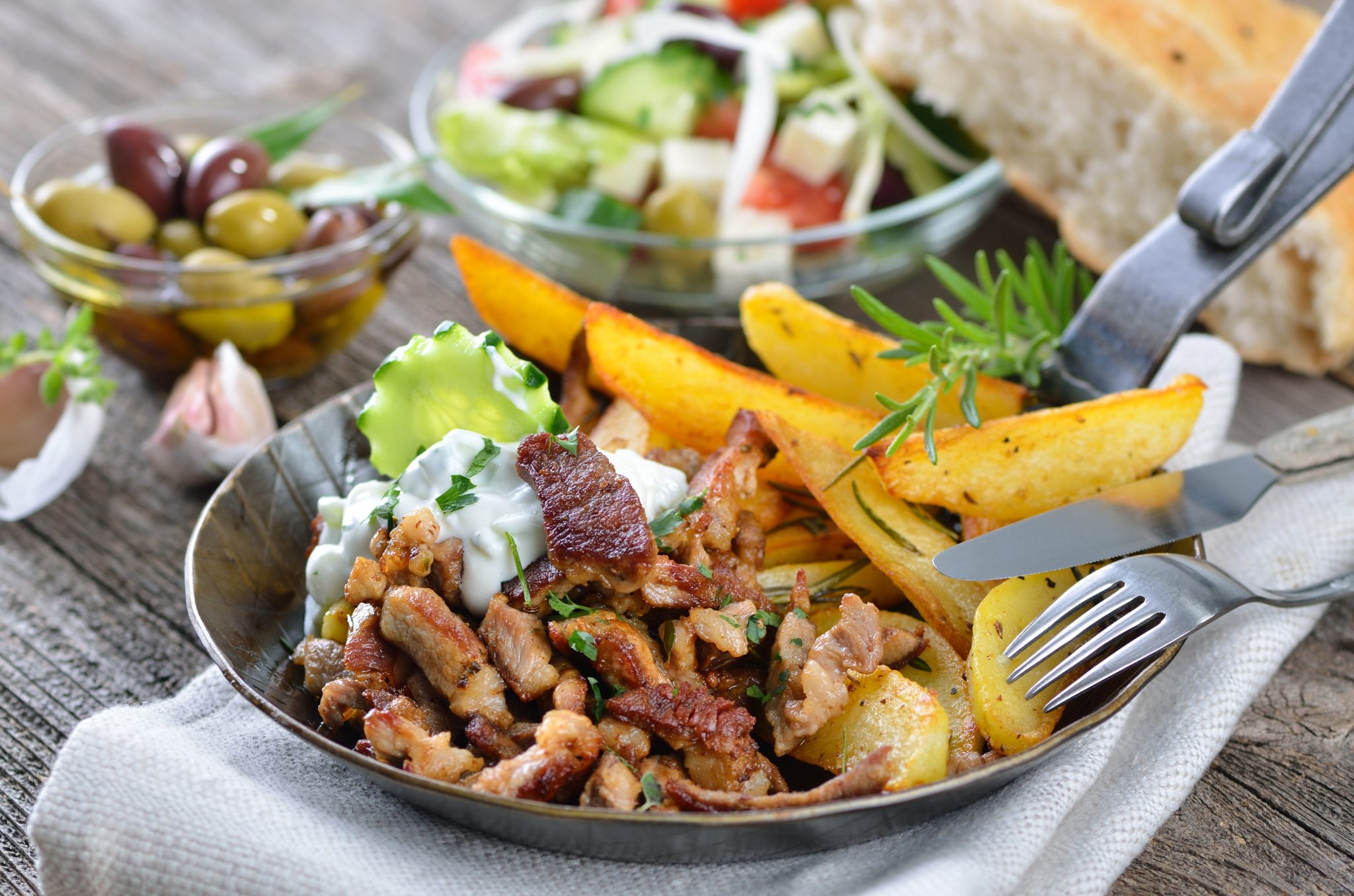 Поэтому по гречески. Греческая кухня. Блюда греческой кухни. Национальное блюдо Греции. Греция еда Национальная.